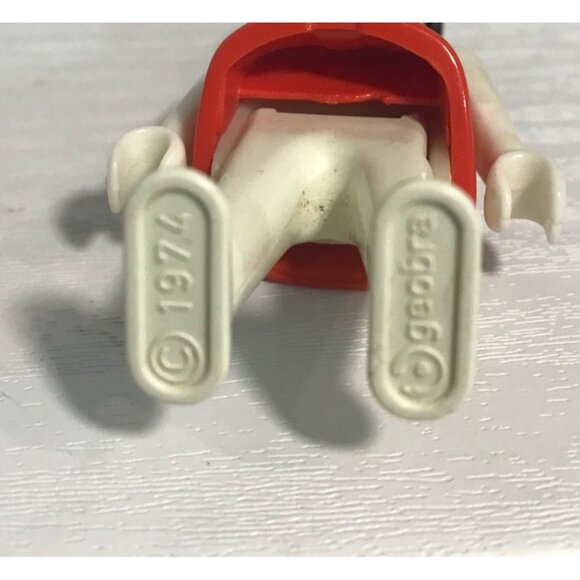 Vintage 1974 Playmobil Figure With Red Outfit & Black Hair - Picture 4 of 5